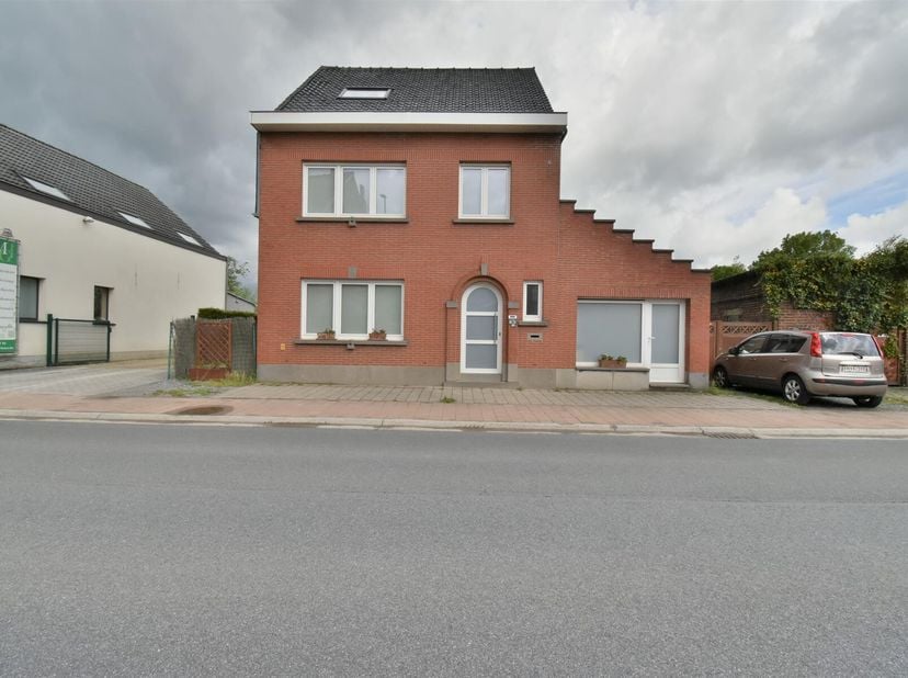 Aangename villa centraal gelegen in Duisburg.&lt;br /&gt;
Deze villa bestaat uit: inkomhal - eetkamer (+/-16m²) - leefruimte (+/-15m²) - uitgeruste keuken (