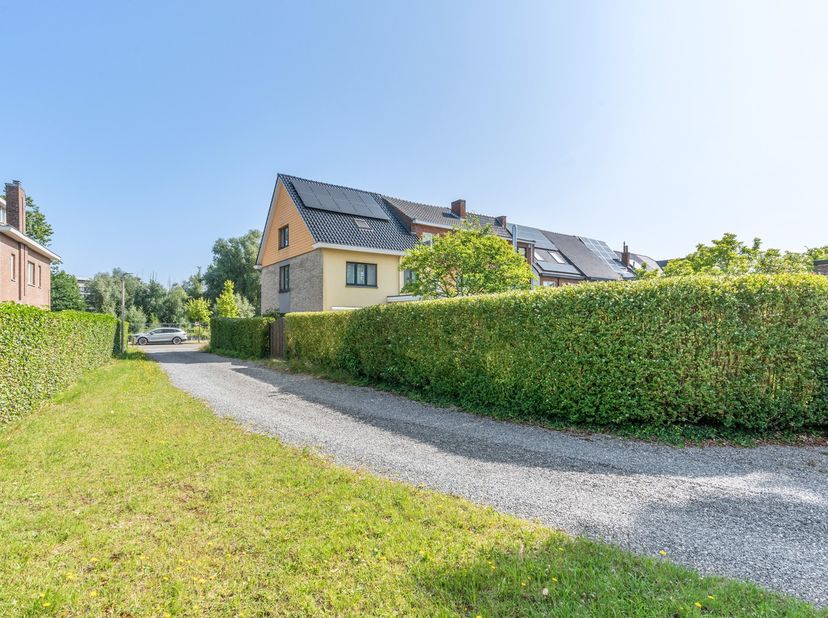 Welkom in deze goed onderhouden woning. De woning is gelegen op een rustige straat en heeft 5 slaapkamers.&lt;br /&gt;
&lt;br /&gt;
Bij binnenkomst komen we eerst