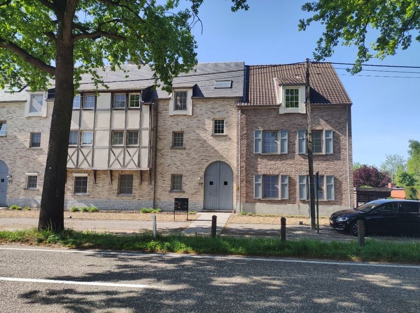 Zeer energiezuinig appartement te Mol:2 slaapkamersTerrasEPC AIndividuele autostaanplaatsBeschikbaar vanaf 1 juli 2025Huurprijs van euro875,- per maan