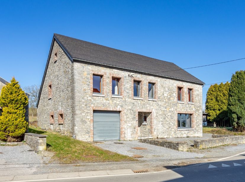 Lagence immobilière ERA B-LUX a le plaisir de vous présenter cette magnifique maison située dans le charmant village de Tohogne, à seulement 5 minutes
