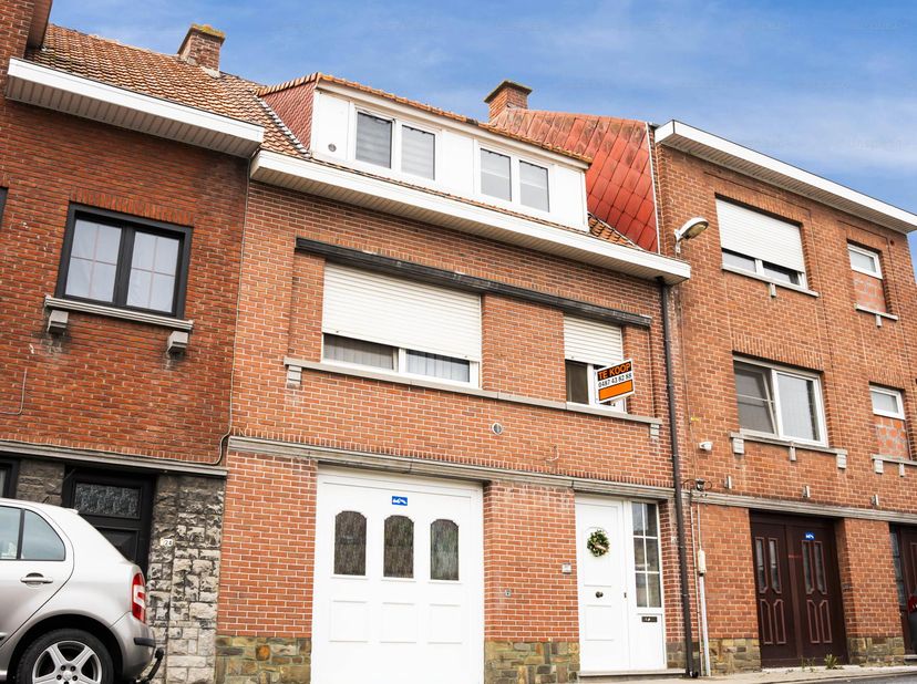 Bienvenue dans cette spacieuse maison prête à emménager, située dans une rue calme en impasse.&lt;br /&gt;
&lt;br /&gt;
Au rez-de-chaussée, vous trouverez un peti