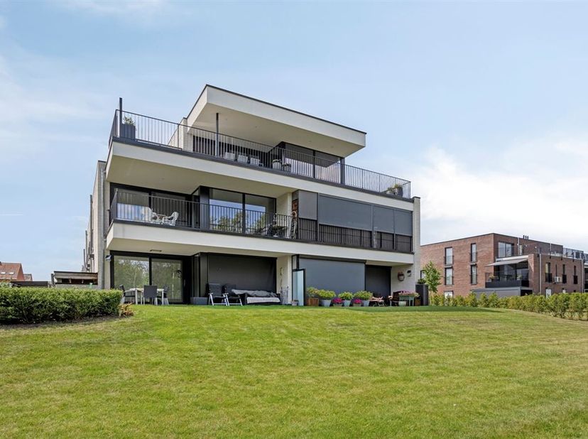 Energiezuinig appartement met zicht op het Beekpark.&lt;br /&gt;
Indeling:&lt;br /&gt;
- 1: kelder (10m²) en overdekte staanplaats.&lt;br /&gt;
- 2de  verdiep: inkomhal