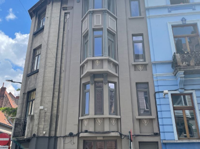 Deze studio is gelegen in een gebouw met 4 entiteiten, vlak naast de vrijdagmarkt. De studio werd volledig gerenoveerd, voorzien van verlichting en is
