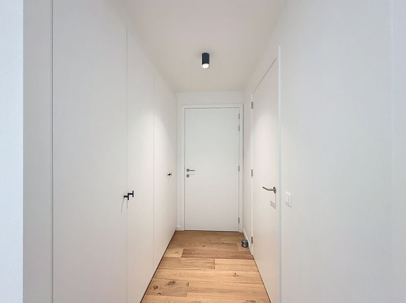 Cet appartement neuf économe en énergie avec 2 chambres et 2 terrasses est à louer dans un emplacement privilégié à Bruges, à proximité du centre-vill