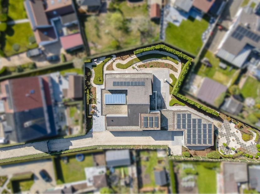Welkom in deze uitzonderlijke villa, gelegen in een rustige, residentiële buurt van Sijsele.&lt;br /&gt;
De woning combineert ruimte, comfort en technologie