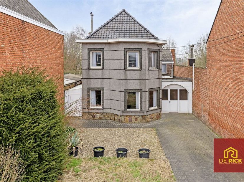 Cette propriété à rafraîchir est située sur la Leedsesteenweg à Erpe-Mere