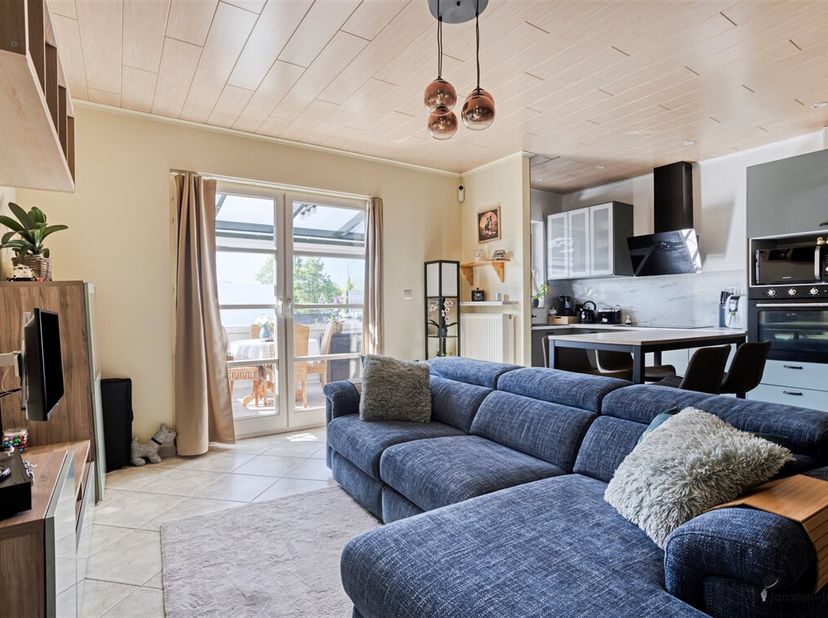 Vous cherchez un appartement clé en main avec un excellent emplacement dans un quartier animé ? Cet appartement contemporain au rez-de-chaussée de la