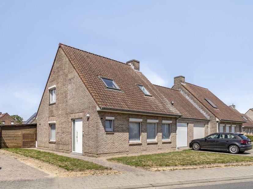 Op te frissen halfopen huis met veel potentieel te koop in Deerlijk. Deze woning met garage beschikt over 3 kamers, lichtrijke leefruimte, ruime tuin