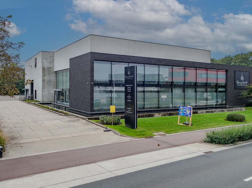 Nieuwbouw showroom met magazijn en kantoren te huur gelegen aan de A12.&lt;br /&gt;
Dit imposante gebouw is tot in de puntjes afgewerkt met hoogwaardige mat