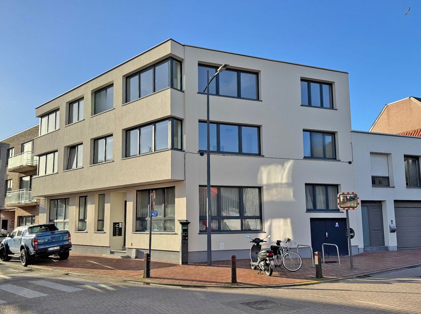 Dit hoekappartement is gunstig gelegen nabij de Lippenslaan, het station en Duinenwater. Met zijn ruime indeling en veel natuurlijk licht biedt het ta