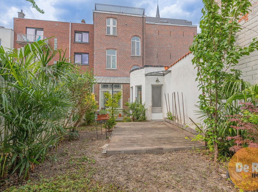 AALST - HERENHUIS MET UNIEKE ELEMENTEN&lt;br /&gt;
Dit pand, uit de tweede helft van de 19de eeuw, ligt op het tracé van de oude stadsvesten en verbindt het