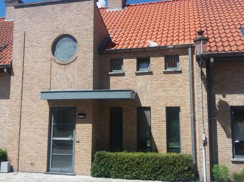 Deze instapklare woning, gelegen in een rustige buurt binnen de ring van Brugge, biedt alles wat je zoekt voor comfortabel wonen. Winkels, het bruisen