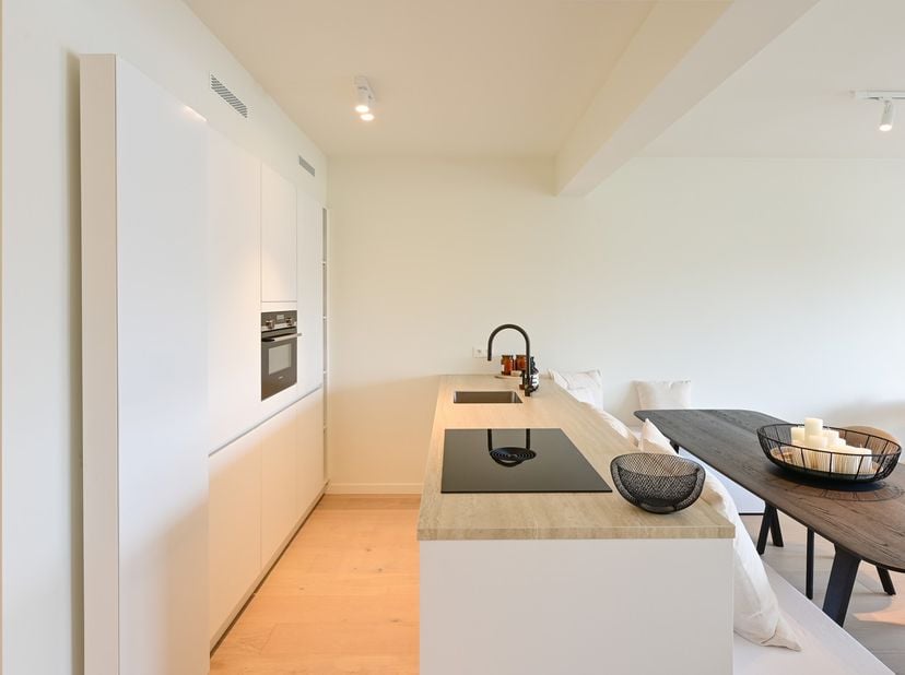 Centraal gelegen appartement met open keuken en prachtig zicht op de villa&#039;s van het Zoute.&lt;br /&gt;
Lichtrijke woonkamer met een uitzonderlijke breedte
