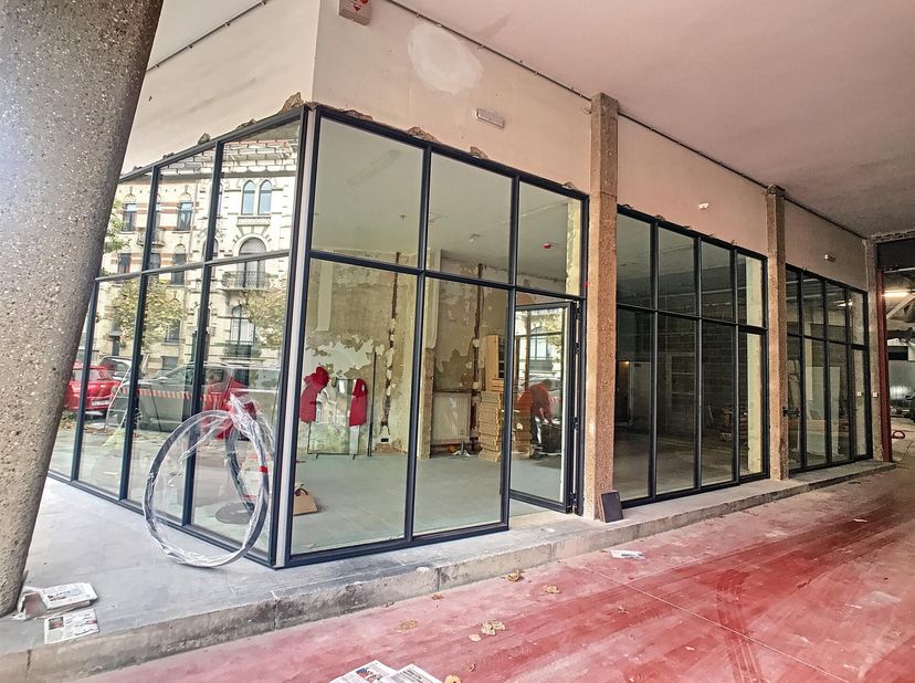 Droomt u ervan om uw concept store te lanceren, uw kantoor in te richten of uw praktijk te openen in een dynamische wijk? Deze ruimte is ontworpen voo