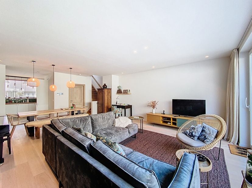 Deze gesloten woning gelegen op een absolute topligging in Heist-aan-Zee, bevindt zich op een steenworp van het levendige centrum, alle nodige winkels