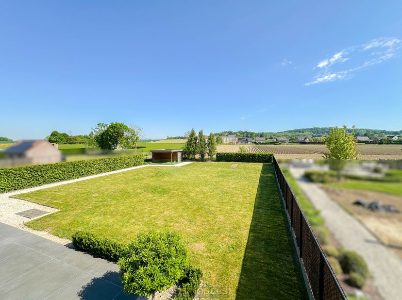 Dans un CADRE RURAL MAGNIFIQUE avec VUE SUR LES CHAMPS, se trouve cette CONSTRUCTION  PRÊTE À EMMÉNAGER.&lt;br /&gt;
Cette MAISON FAMILIALE IDÉALE offre un