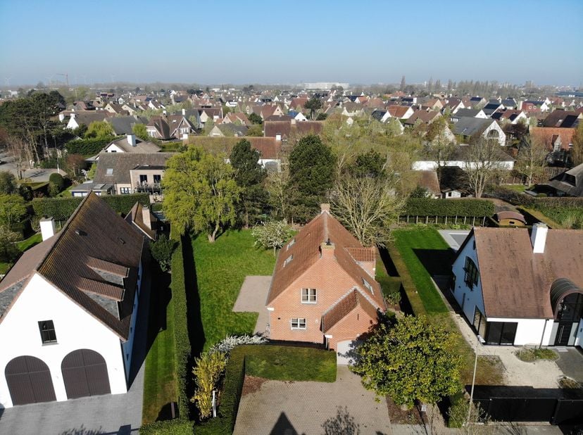 Deze aangename woning is gelegen in een rustige villawijk en biedt u een zeer ruime zonnige tuin.&lt;br /&gt;
&lt;br /&gt;
De woning beschikt over een lichtrijke