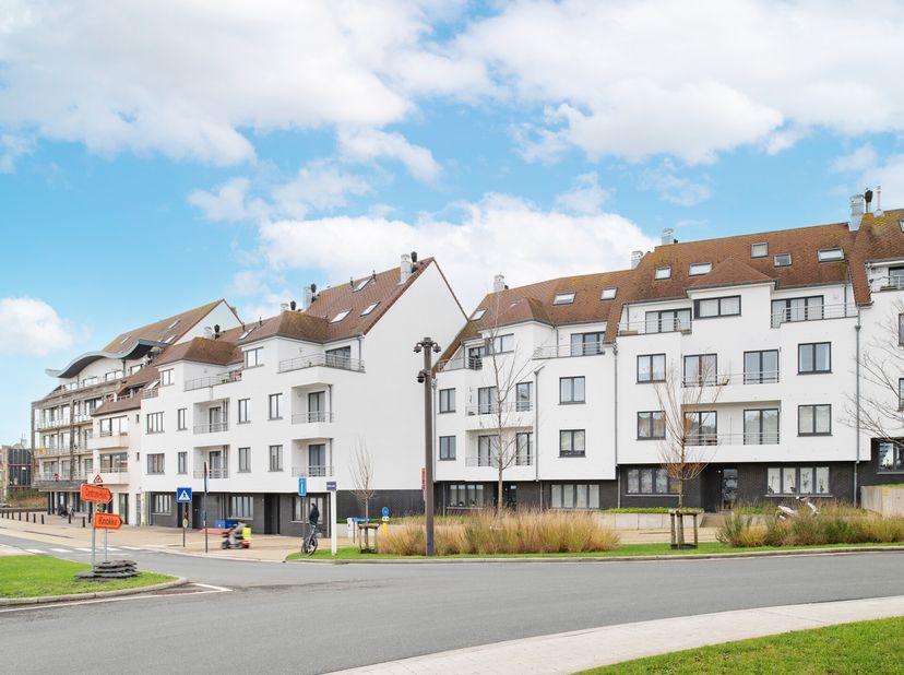 Près de la plage de Heist, nous proposons cet appartement au premier étage avec deux chambres doubles. Il y a une terrasse à l&#039;arrière. Possibilité d&#039;