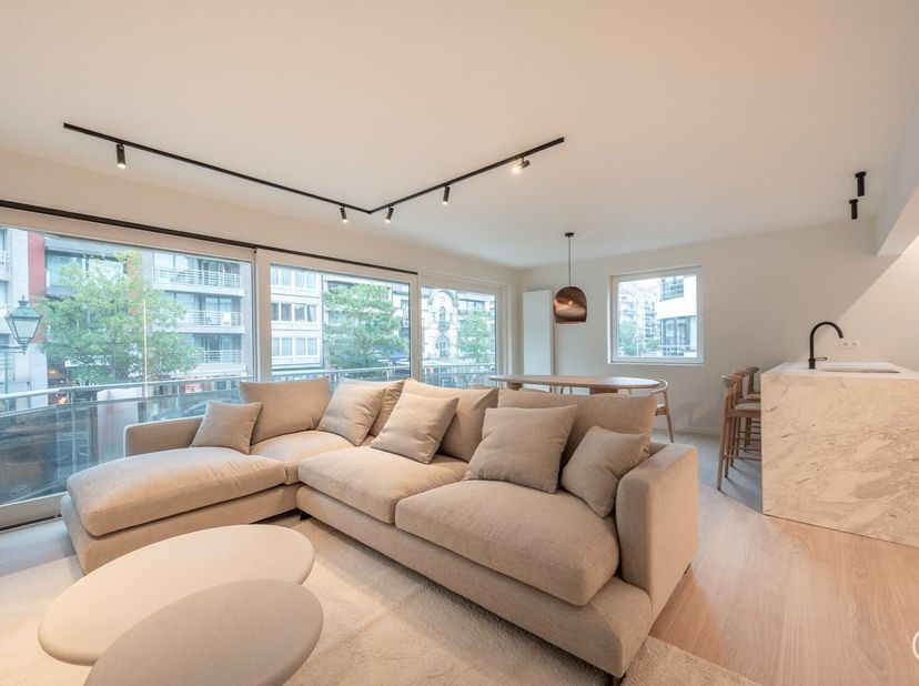 Appartement d&#039;angle entièrement rénové, bien situé sur l&#039;avenue Lippens.&lt;br /&gt;
Composé de : hall d&#039;entrée avec vestiaire, cuisine ouverte entièrement