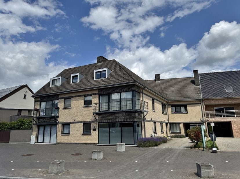 Gelijkvloers appartement met 1 slaapkamer.&lt;br /&gt;
Dit instapklare appartement bevindt zich pal in het centrum van Opitter, op wandelafstand van de scho