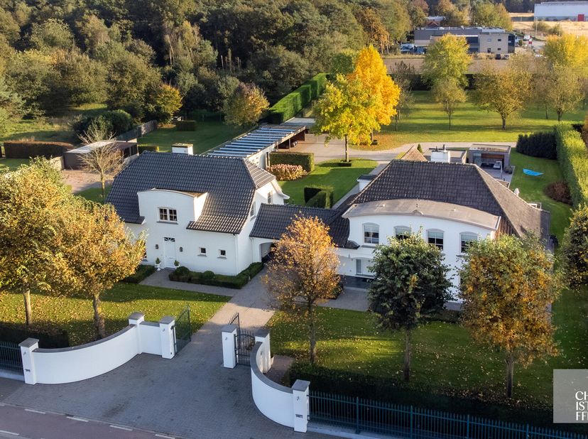 Deze villa, gelegen te Opglabbeek-Oudsbergen, werd gebouwd in 1968 en gemoderniseerd in 2022, de 2de woning die ook perfect als kantoor of praktijk ka
