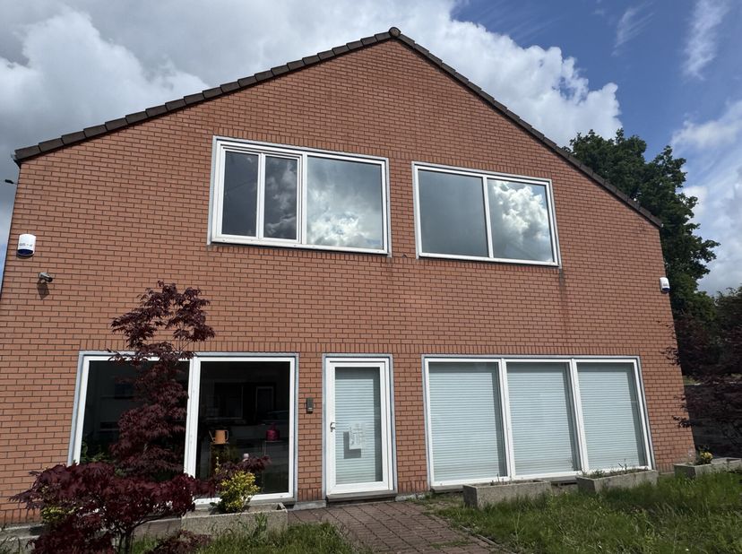 HAVRE, bel appartement 4 chambres proche du centre. Il est lumineux et spacieux et présente de beaux volumes.&lt;br /&gt;
Prix : 950 euros. Tél : 0477/39.64