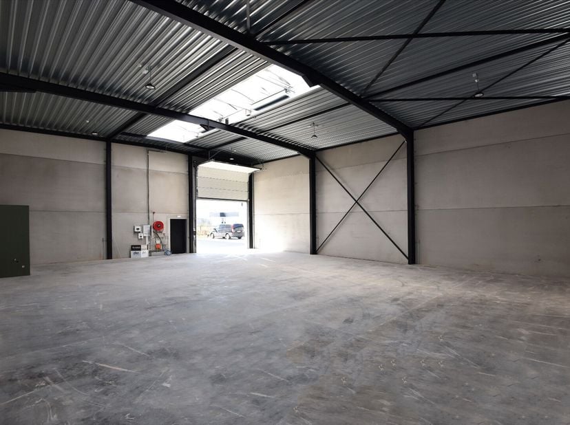 Goed gelegen nieuwbouw KMO-unit met een oppervlakte van 267m² (14,44m breed x 18,52m diep) op bedrijventerrein Kunstdal te Eeklo.&lt;br /&gt;
De loods heeft