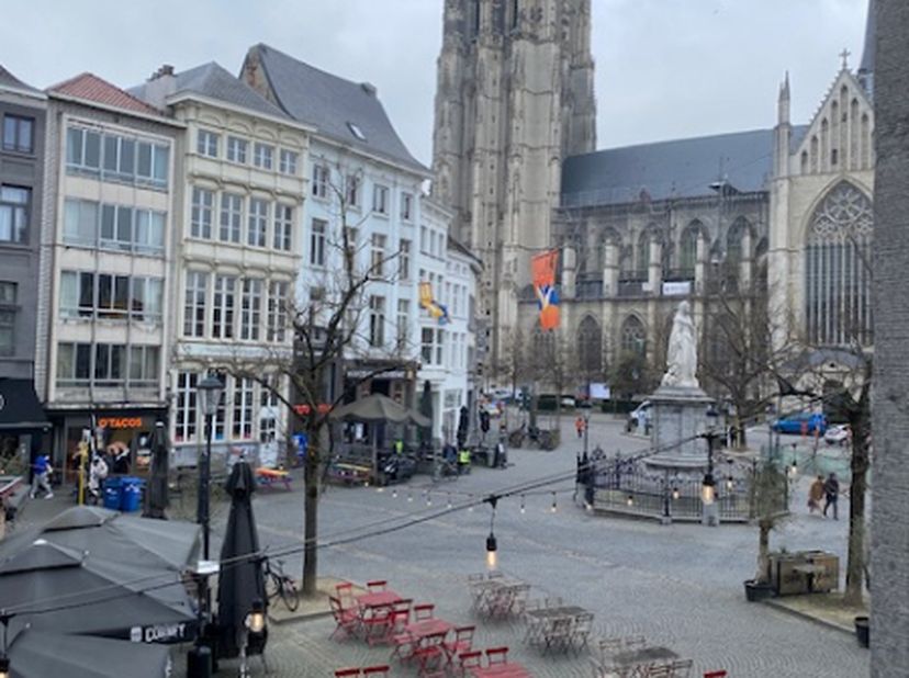 HANDELSPAND/KANTOORRUIMTES op TOPLOCATIE te koop in hartje Mechelen, op enkele meters van de Grote Markt en de IJzerenleen, vlak aan het Schepenhuis.