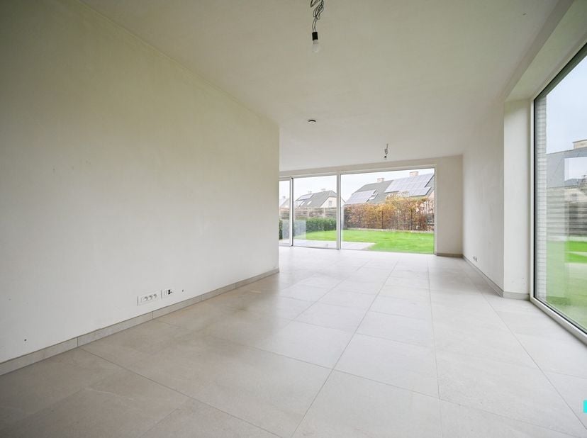 Ontdek deze uiterst hoogwaardige nieuwbouwwoning, gelegen op een perceel van 408m² en beschikkende over drie slaapkamers. Het EPC bedraagt slechts 7 k