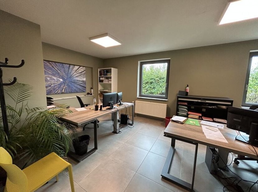 Ontdek de perfecte werkomgeving in het hart van Heverlee! Dit kantoorgebouw, bestaande uit twee verdiepingen die afzonderlijk te huur zijn, biedt een