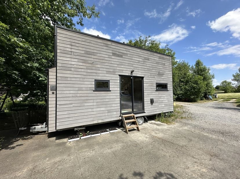 Tiny House de ± 16m² + 2 x ± 4m² en mezzanine :&lt;br /&gt;
Date de construction :  2020&lt;br /&gt;
Isolation :  laine de bois 10cm&lt;br /&gt;
Châssis :  double vitra