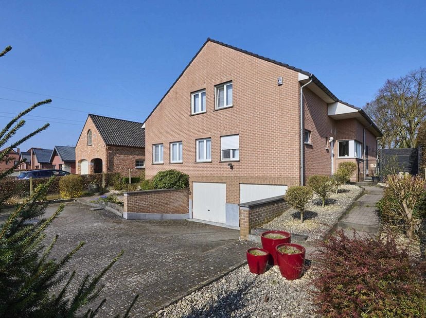 Deze riante gezinswoning bevindt zich op een knap perceel van +- 12 are in Houthalen en telt maar liefst 354 bruikbare vloeroppervlakte. Momenteel is