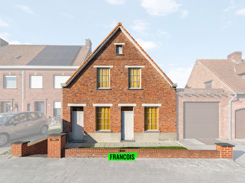 Sur la Poperingseweg à Vlamertinge, nous trouvons cette maison à rénover. Grâce à son emplacement central, vous êtes à un rien du centre d&#039;Ypres et de
