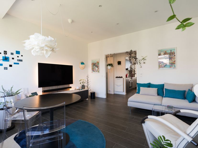 ETTERBEEK, tegenover het Jubelpark en dicht bij alle voorzieningen, licht appartement van 53 m² (1 slaapkamer) gebouwd in 1939. Gelegen op de 5e verdi