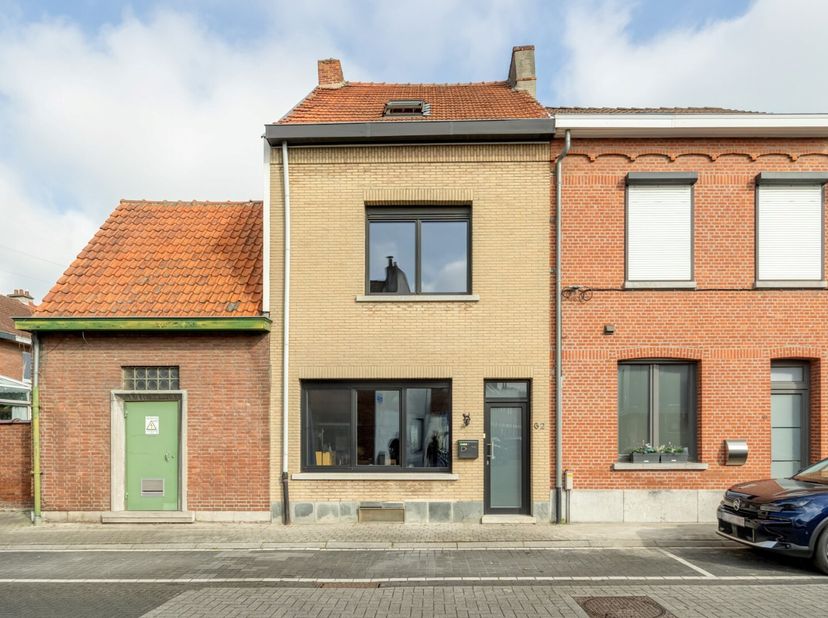 Ontdek deze ruime, instapklare gezinswoning gelegen in een rustige, kindvriendelijke buurt in de geliefde Holmlei in Mechelen. Met vier volwaardige sl
