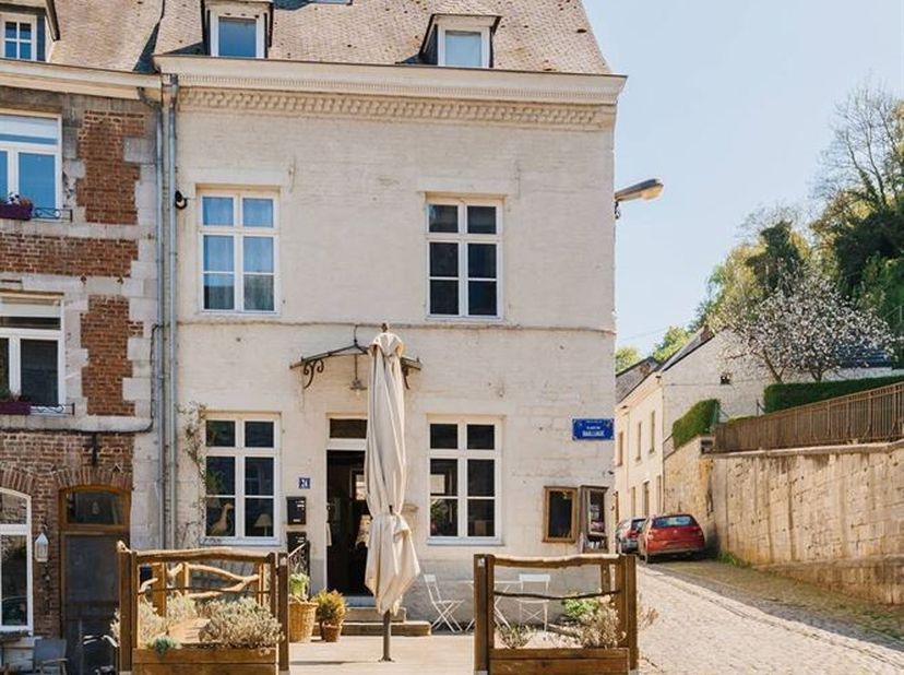 Karakteristiek pand aan de voet van de Poilvache ruïnes - Bedrijf en accommodatie in een unieke omgeving&lt;br /&gt;
In het hart van een betoverende omgevin