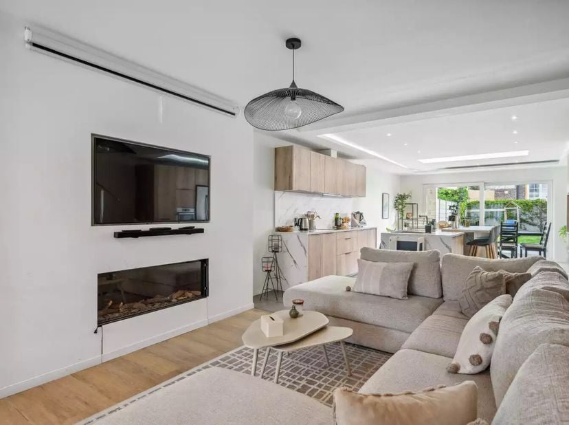 Cette propriété luxueusement finie avec 203m² d&#039;espace habitable (valeur selon EPC) est située dans une rue calme à proximité du château de Boetfort e