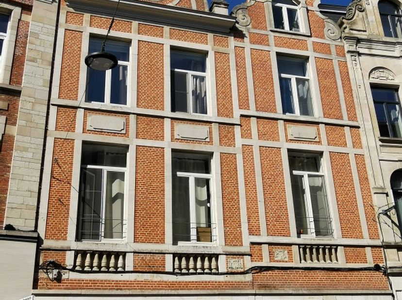 Hoogwaardig afgewerkt  appartement op de 2de verdieping  in rustige winkelwandelstraat (Diestsestraat 59) pal in het centrum van Leuven op 100 m van d