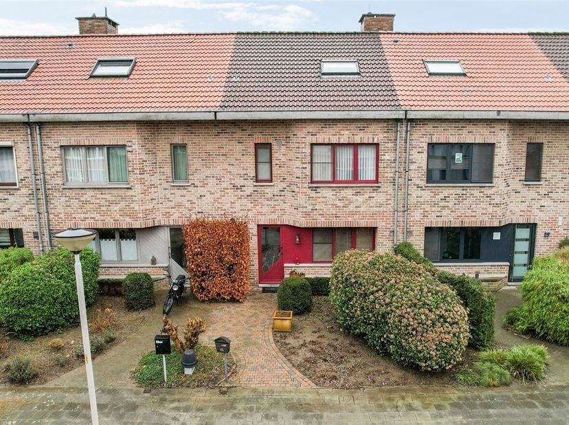 Goed onderhouden en energiezuinige woning met 4 à 5 slaapkamers te koop in een doodlopende straat te Ekeren - Donk.&lt;br /&gt;
Ligging: Deze doodlopende st