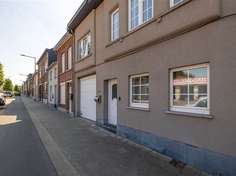Voor het grootste deel reeds vernieuwde woning van het type gesloten bebouwing met inpandige garage (2 wagens) en stadstuin. De mooie gevel werd aan d