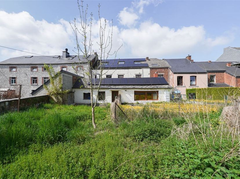Situé dans un quartier stratégique, à 100 m de la rue du Commerce à Ciney, cet immeuble de rapport offre une opportunité d&#039;investissement exceptionnel