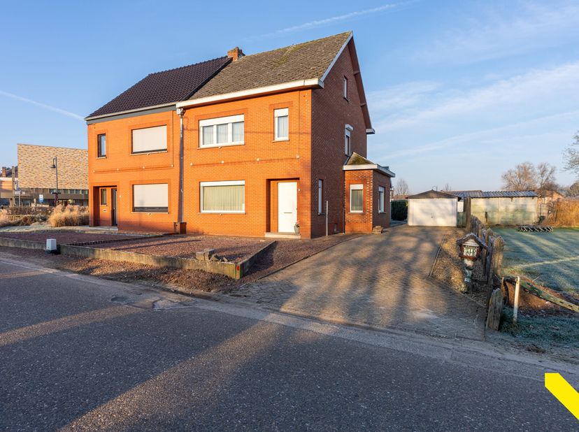 Karaktervolle woning met ruime tuin.&lt;br /&gt;
We betreden deze karaktervolle woning via de inkomhal om door te gaan naar de ruime lichtrijke leefruimte.