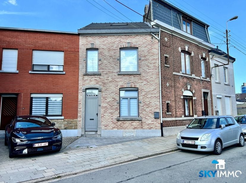 L&#039;agence SKYIMMO vous propose cette magnifique maison à ANS composée de :&lt;br /&gt;
AU RDC : Hall d&#039;entrée (11) - Salon (12) - Salle à manger (11) - Cuisi