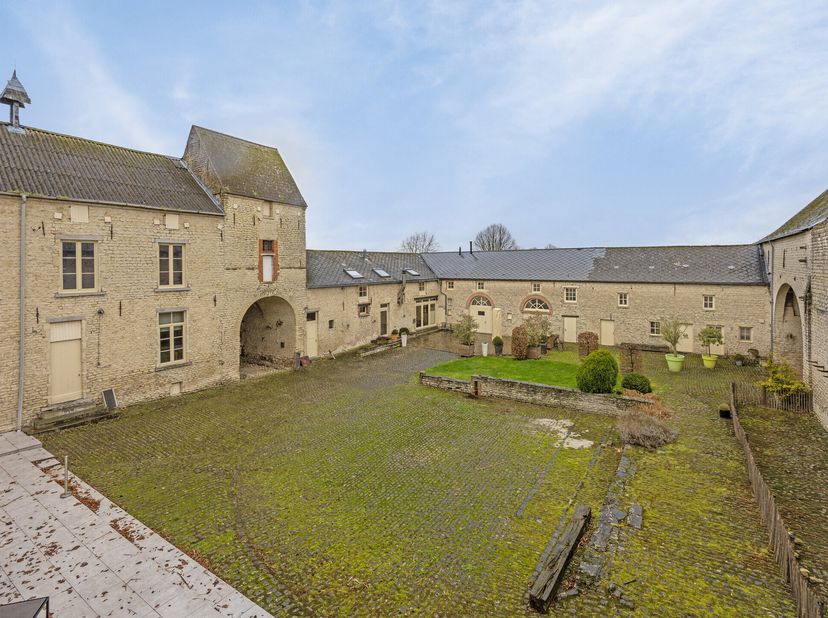 Le Hof ten As, situé le long de la Perksesteenweg à Melsbroek, a été fondé avant 1395 et est l&#039;un des bâtiments les plus emblématiques de Melsbroek de