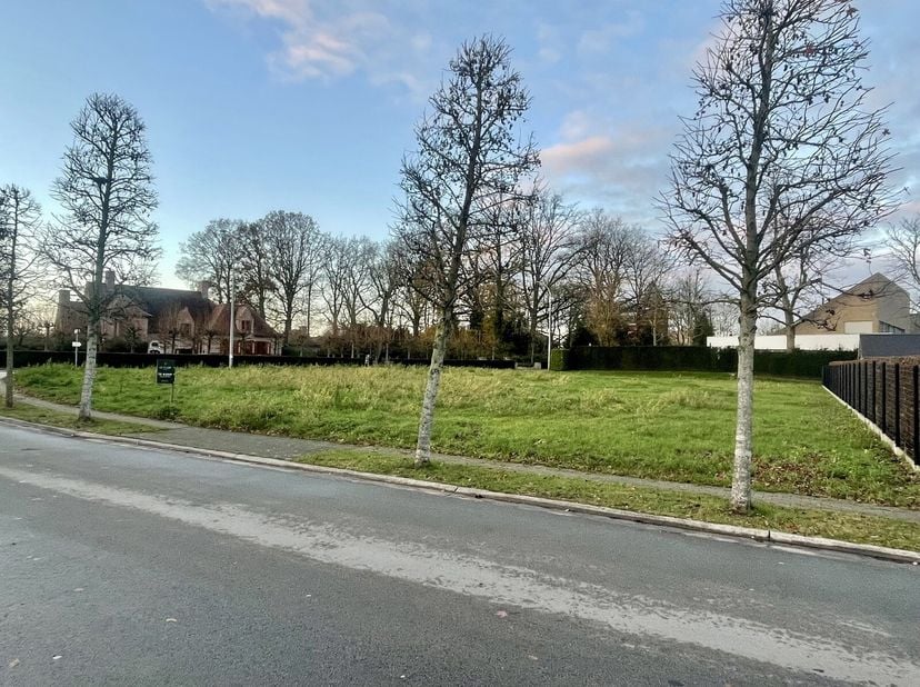 Goed gelegen perceel bouwgrond van 1.604 m² in Oudenaarde. De bouwgrond is gelegen op de hoek met de Fietelstraat - Omloop en geniet een uitstekende b