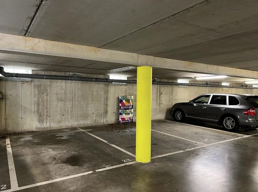 1 parking te koop voor 11 500 EUR.&lt;br /&gt;
Autostaanplaats te koop vlakbij het station van Hoeselt.&lt;br /&gt;
Zowel mogelijk voor eigen gebruik als invester
