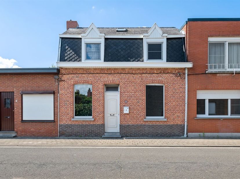 Charmante woning met 2 slpks en tuin &lt;br /&gt;
Deze charmante te renoveren woning bevindt zich in het hart van Koningshooikt. De toplocatie zorgt voor ee