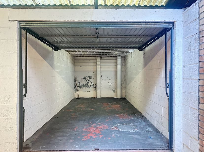 Garagebox te huur in Oostende gelegen langs de Torhoutsesteenweg, vlakbij de Elisabethlaan.  De box is gelegen in een kleinschalige parking. &lt;br /&gt;
On