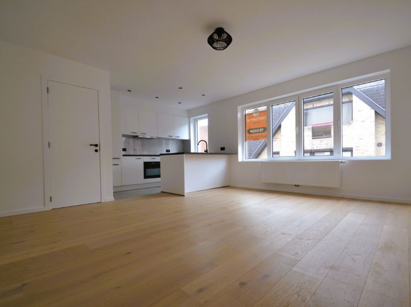 Appartement (75 m²) op de tweede verdieping met terras achteraan.&lt;br /&gt;
Dit  appartement op de tweede verdieping behoort tot een kleine residentie (6