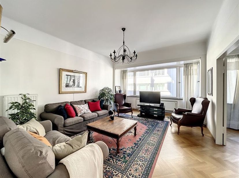 A proximité de la place du Luxembourg et du parlement européen, proche de toutes les commodités. Magnifique APPARTEMENT MEUBLE COUP DE COEUR de ±100m²